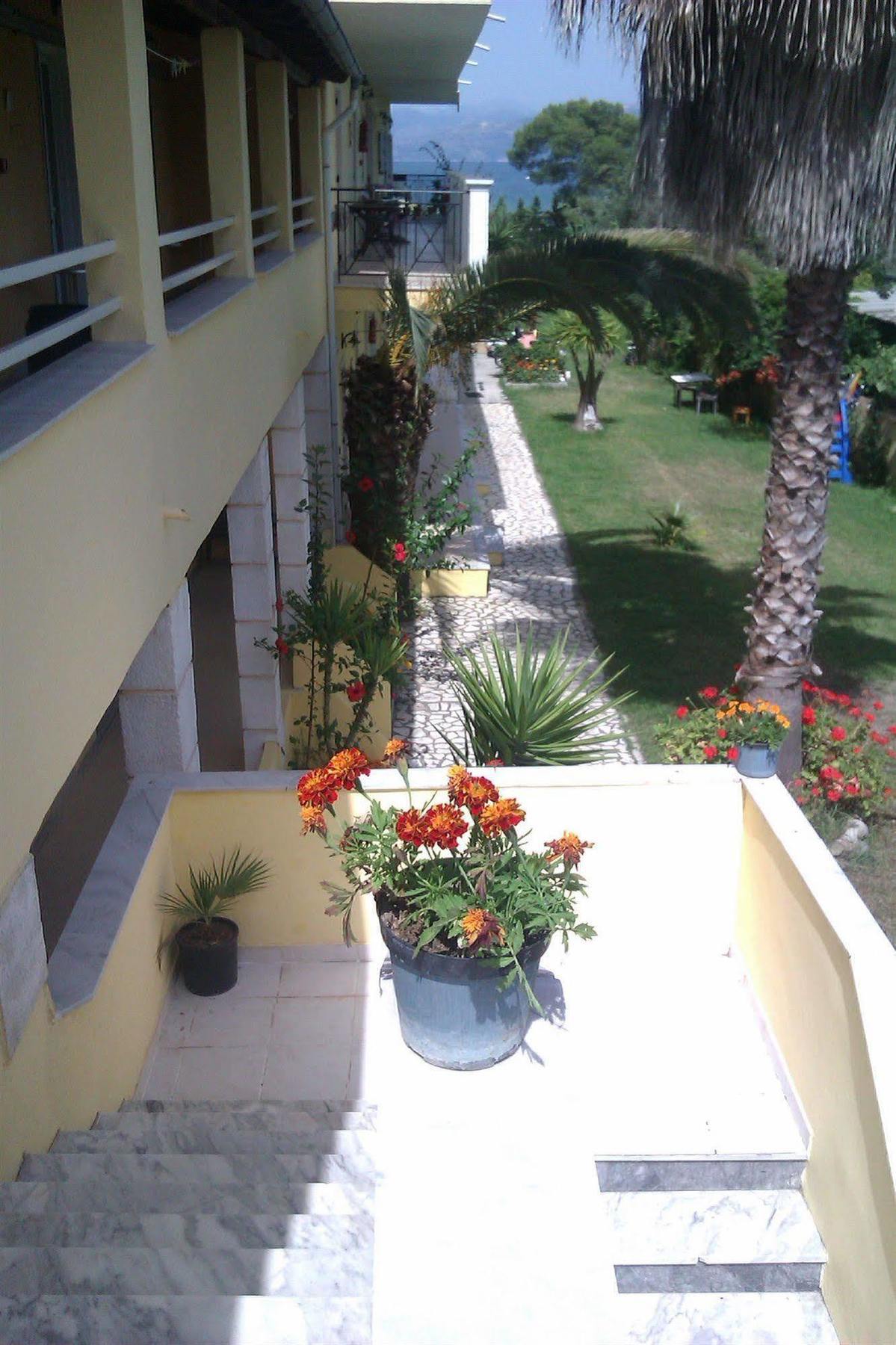 Athina Aparthotel Kávos Екстериор снимка